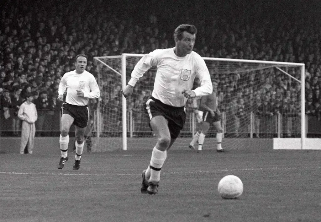 johnny haynes running with a soocer ball while playing for Fulham