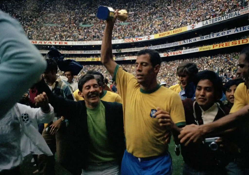 1970 world cup winners brazil doing a lap of honour
