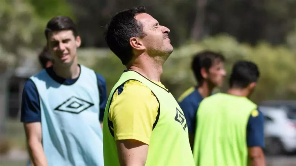 paul okon frustated when coaching central coast mariners