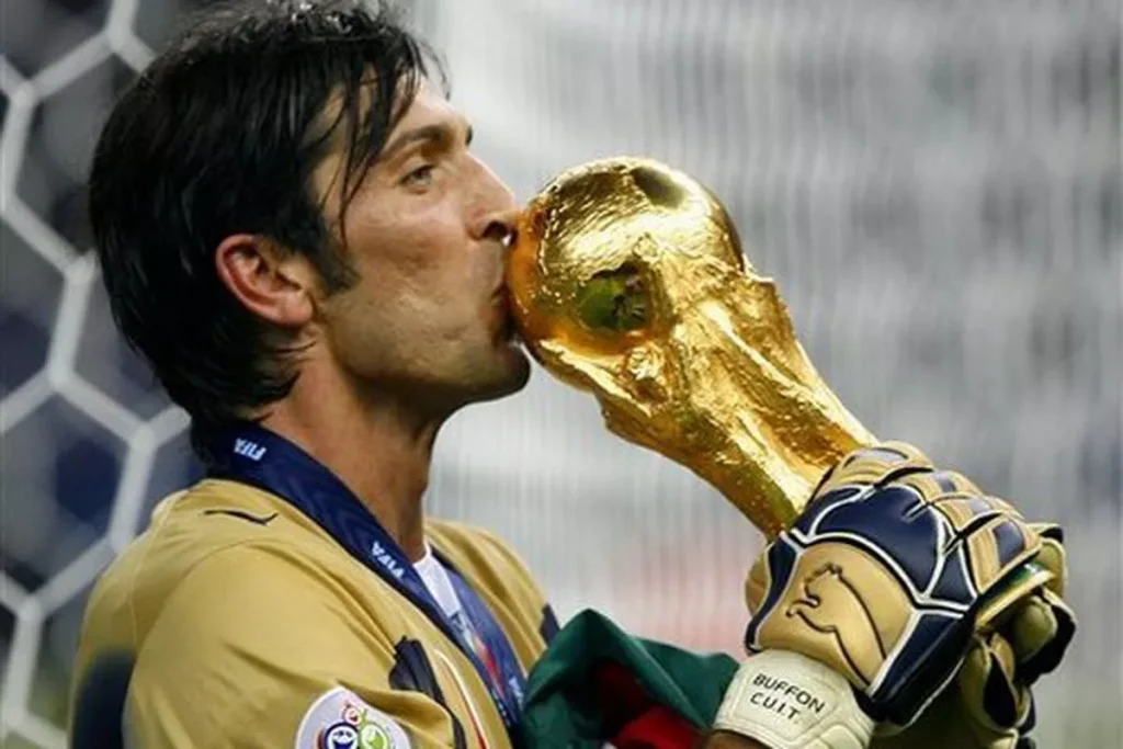 Gig Buffon kissing the World Cup trophy