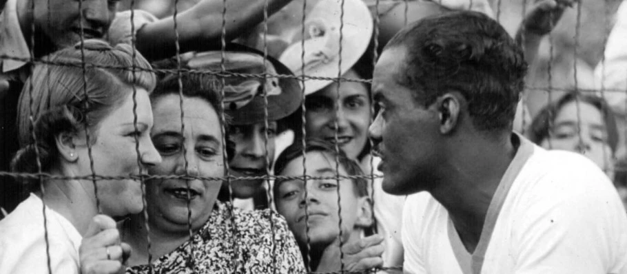 Leônidas Da Silva speaking to fans through the fence