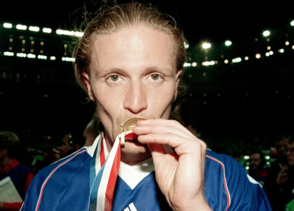 emmanuel petit kissing his Euro 2000 winners medal