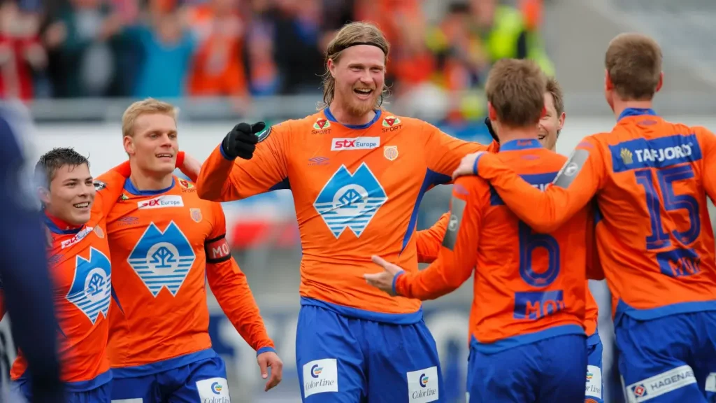 Tor Hogne Aaroy celebrating a goal with his team mates