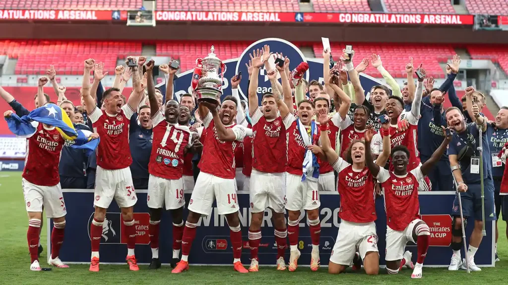 arsenal lifting the fa cup trophy for the 14th time