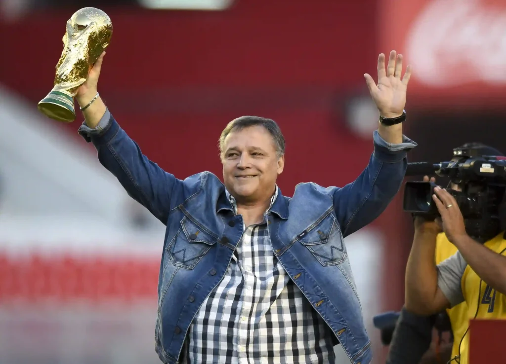 daniel bertoni lifting the world cup trophy