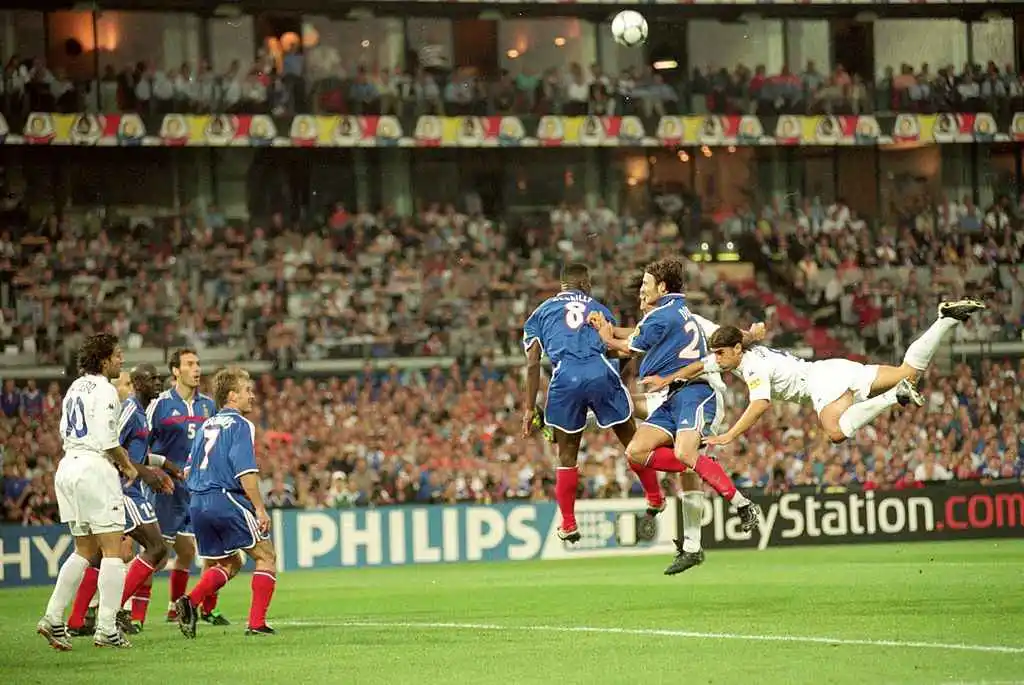 france vs italy euro 2000 final, players jumping to win a corner kick
