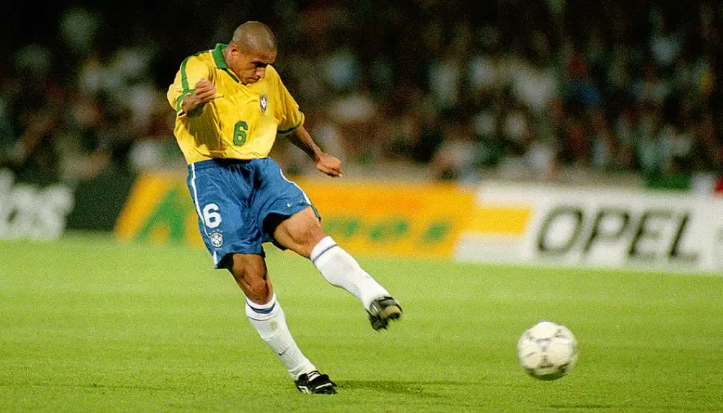 roberto carlos shooting for goalsd