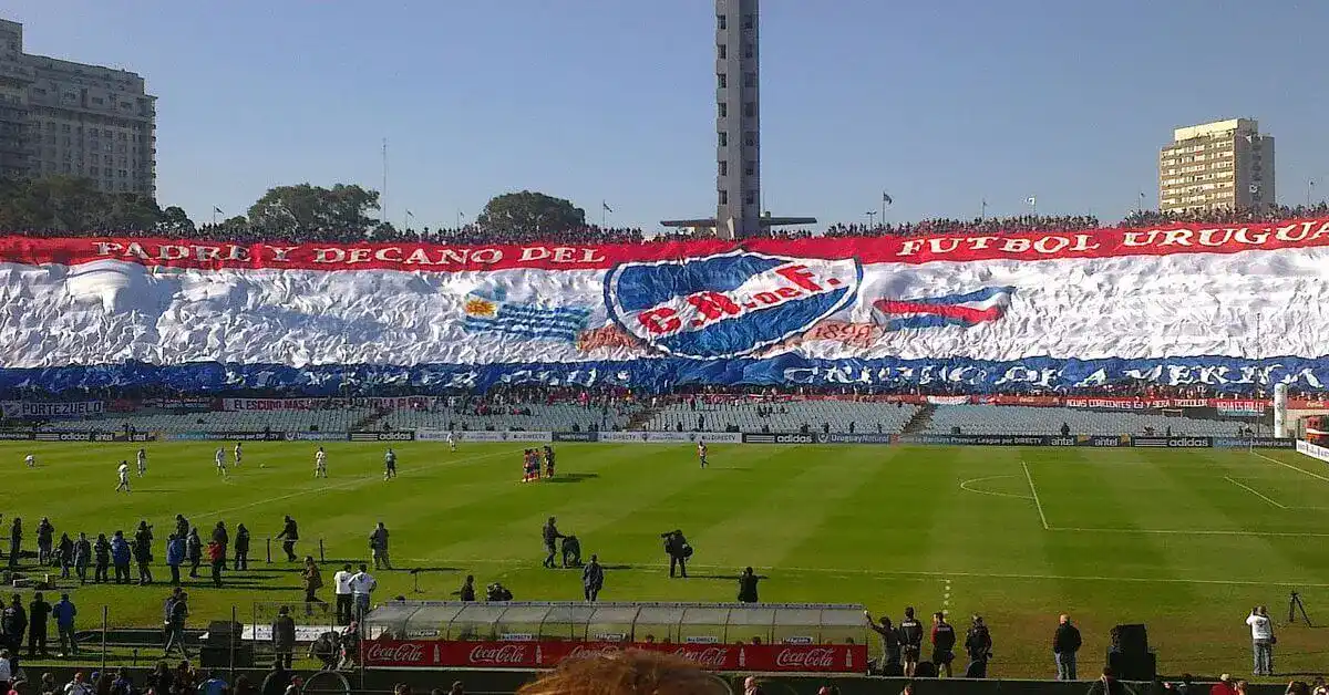 CLUB NACIONAL DE FOOTBALL - BOLSO - Montevideo - Uruguay - Soccer PENNANT