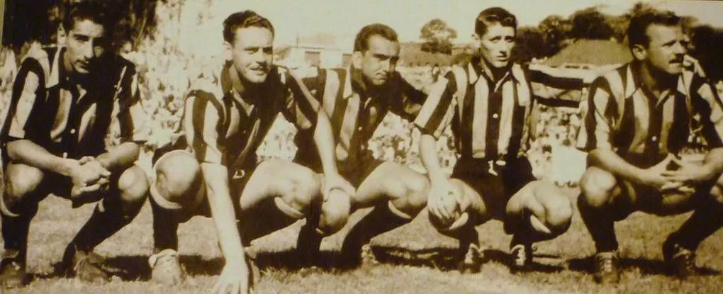 Juan Alberto Schiaffino kneeling with his teammates