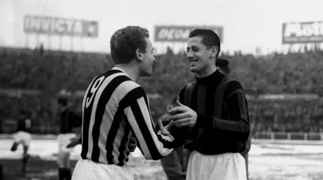 boniperti and schiaffino gretting each other in a serie a match