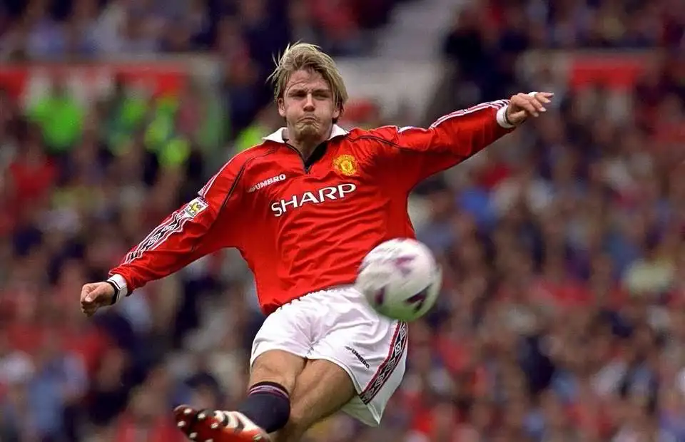 david beckham scoring for manchester united with this trademark free kick
