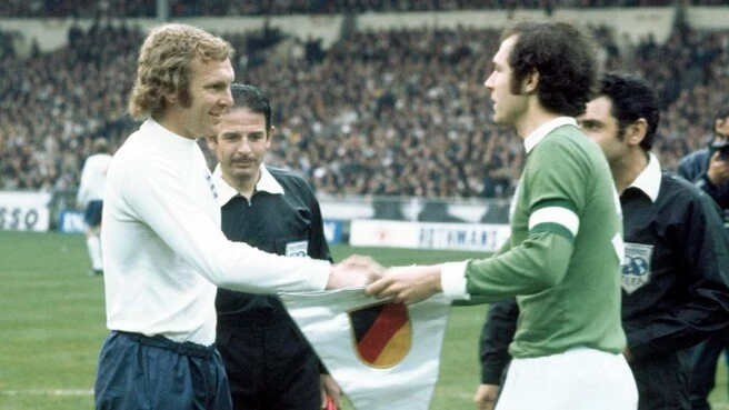 booby moore and franz beckenbeur at the coin toss of euro 1972 football championships