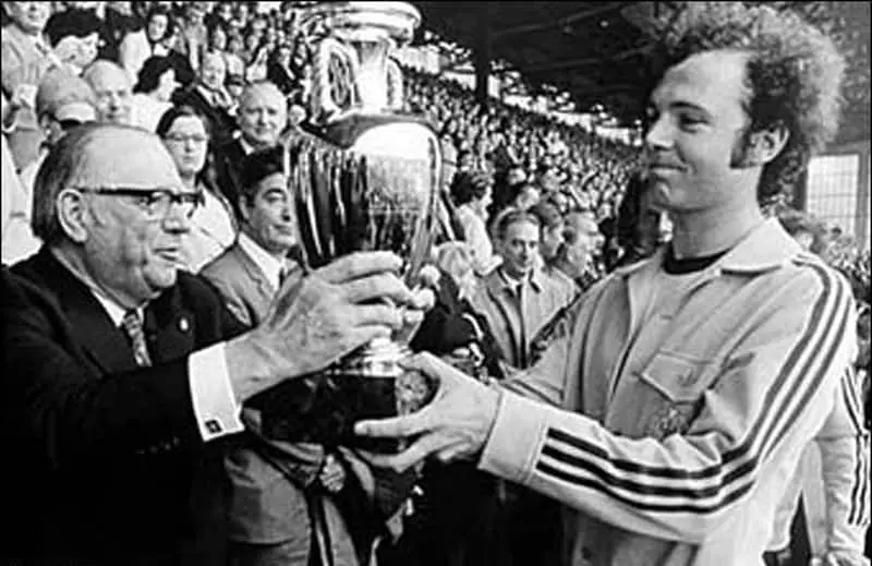 franz beckenbauer receives the 1972 Euro Trophy