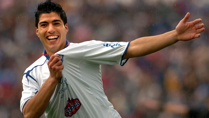 luiz suarez playing for Club Nacional de Football and celebrating a goal