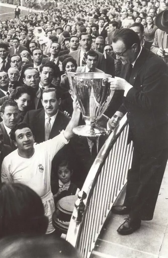 real madrid caption miguel munoz lifting the european cup trophy