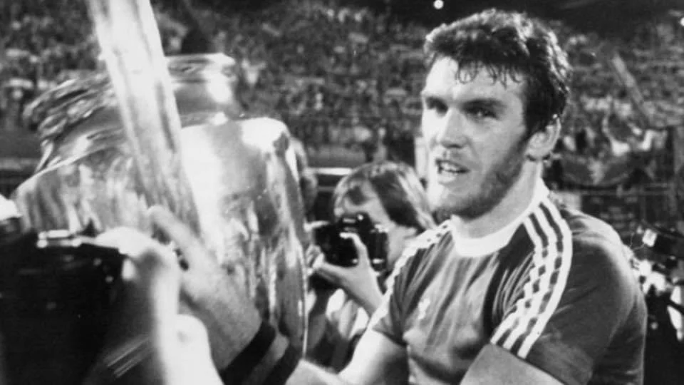peter withe holding the european cup
