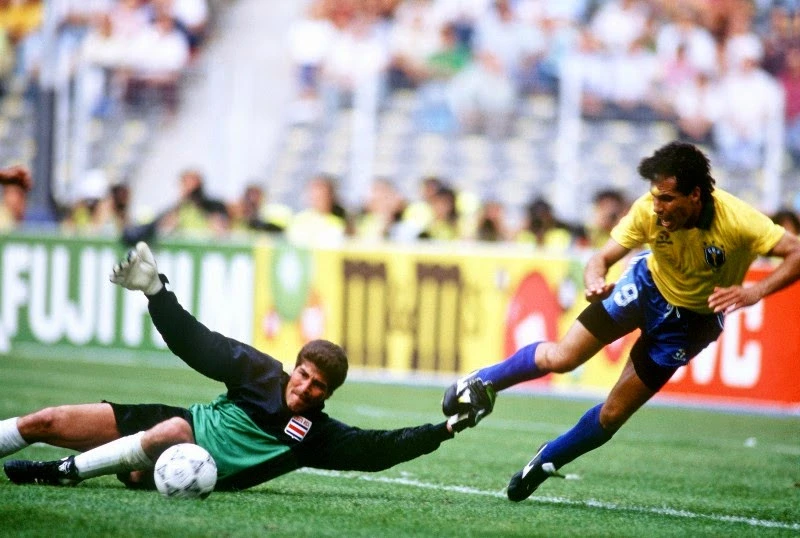 Costa Rica goalkeeper Gabelo Conejo tripping Brazilian striker in world cup