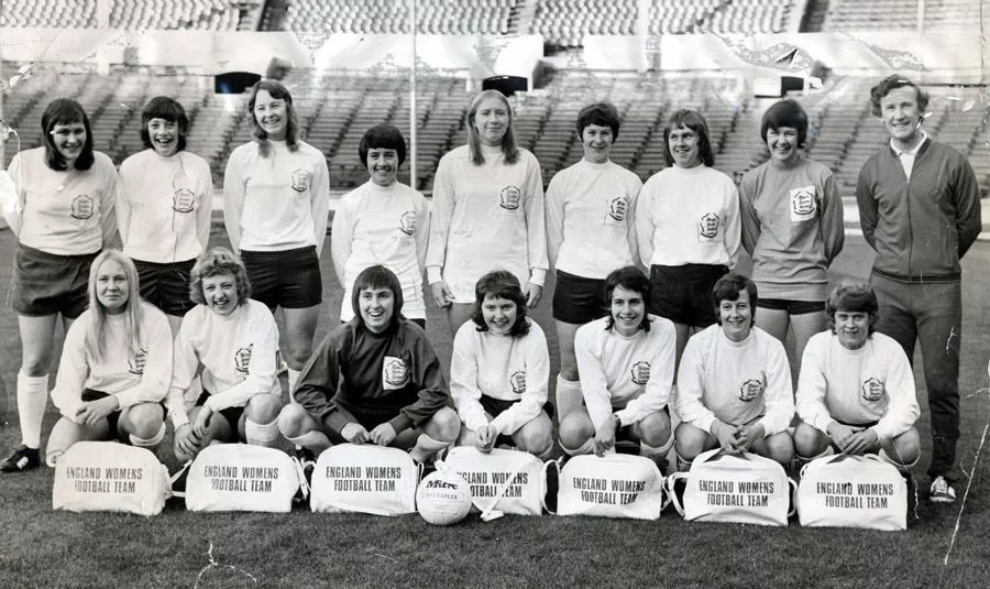 england women's soccer team getting ready for mexico 1971