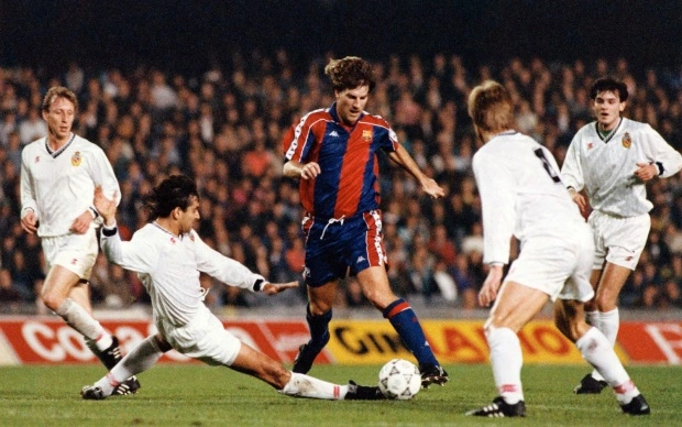 Laudrup dribbling in FC Barcelona