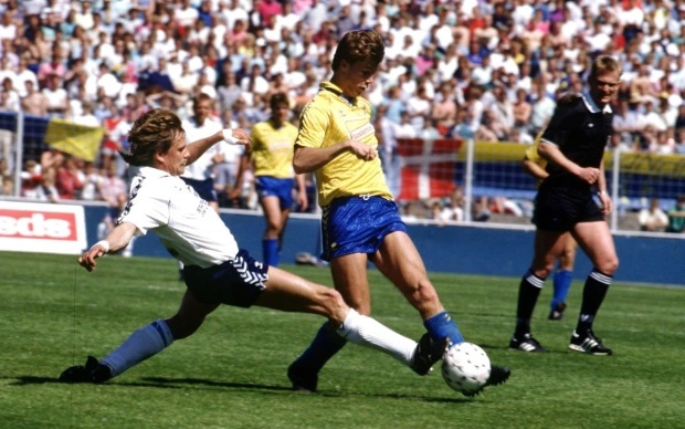 laudrup tackling in a world cup game