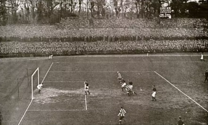 newcastle united trying to score in the 1910 fa cup final