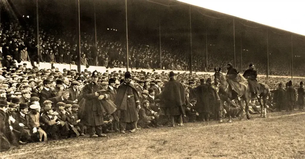 keeping the crowd off the pitch in the 1910 fa cup replay