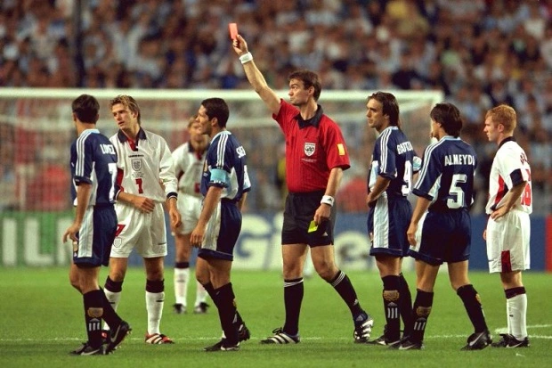 Diego Simeone receiving a yellow card at world cup