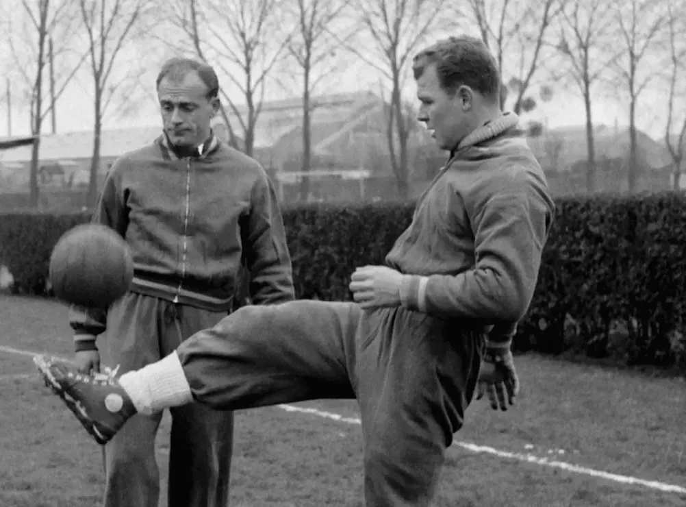 Kubala doing his keepy uppies