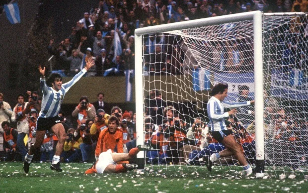 Mario Kempes scoring against the netherlands