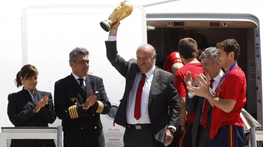 del bosque with world cup trophy