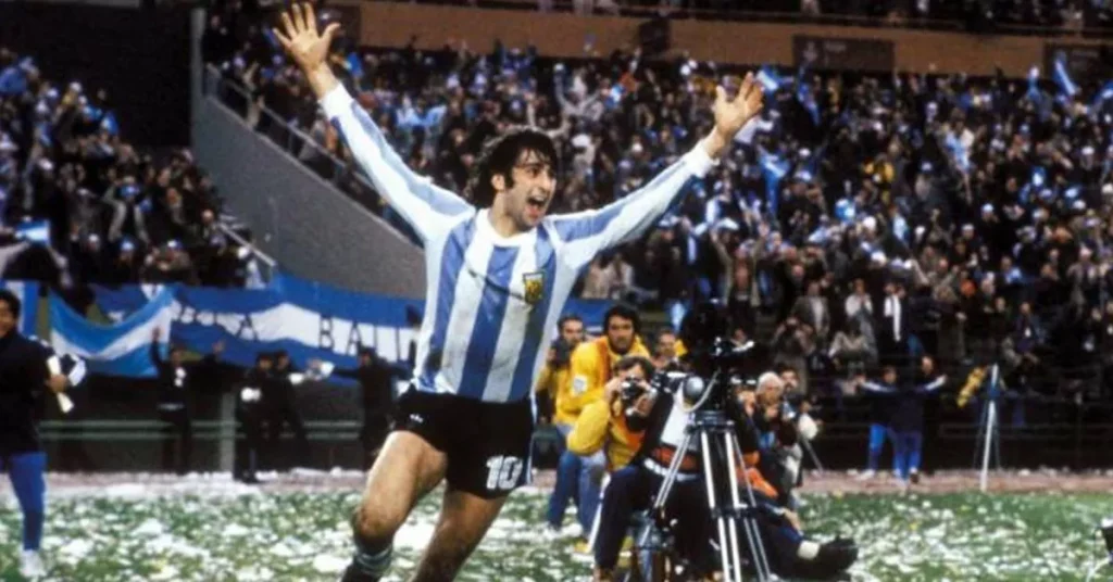 mario kempes scoring a goal for argentina