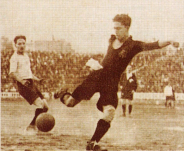 photo of Paulino Alcántara shooting for goal