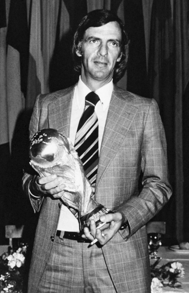 coach menotti with world cup trophy