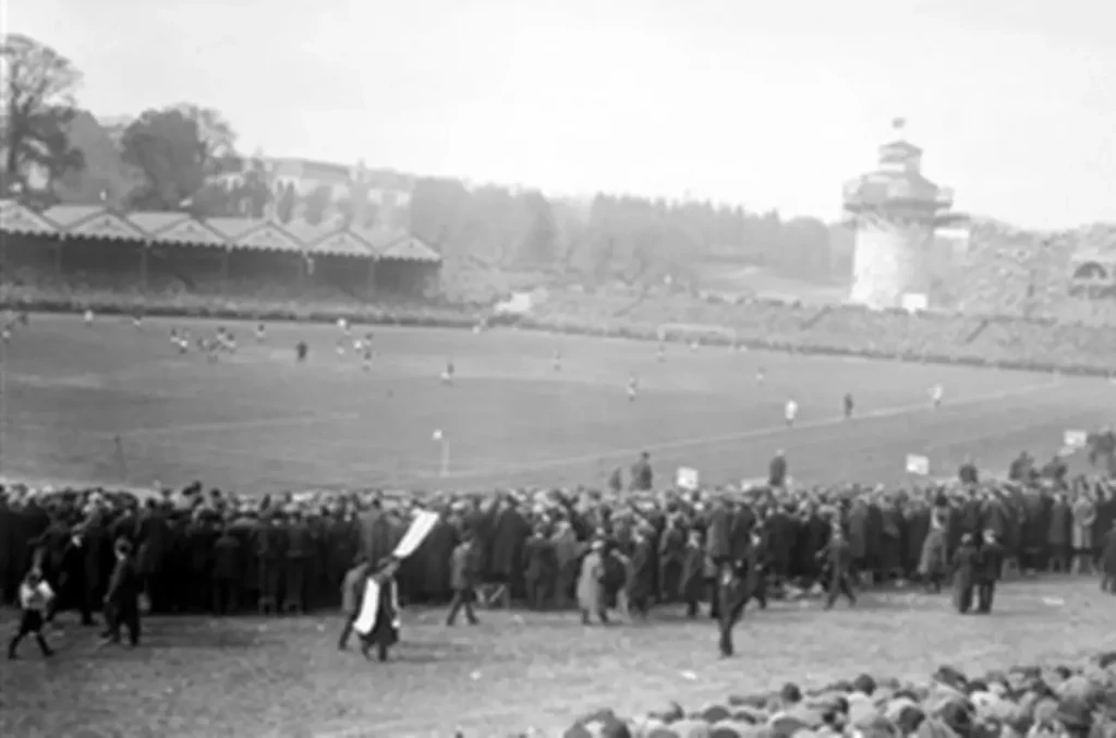 spectators watching the 1914 FA Cup Final
