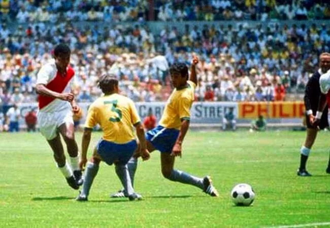 Teófilo Cubillas shooting for goal at world cup