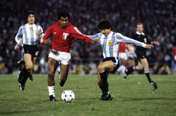 Teofilo Cubillas beating diego maradona