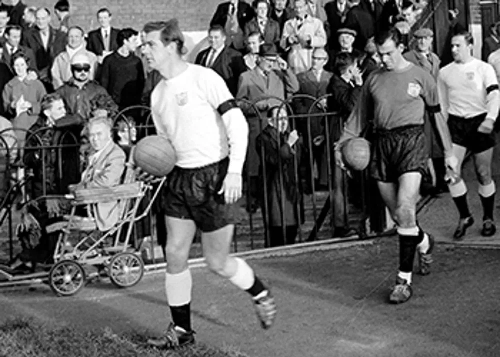 jonny haynes leading out fulham fc