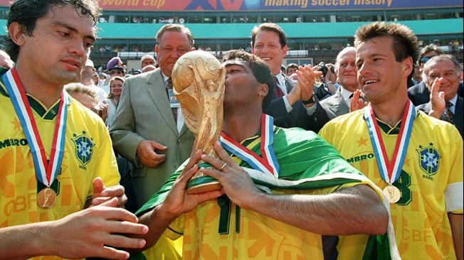 romario kissing the 1994 world cup trophy