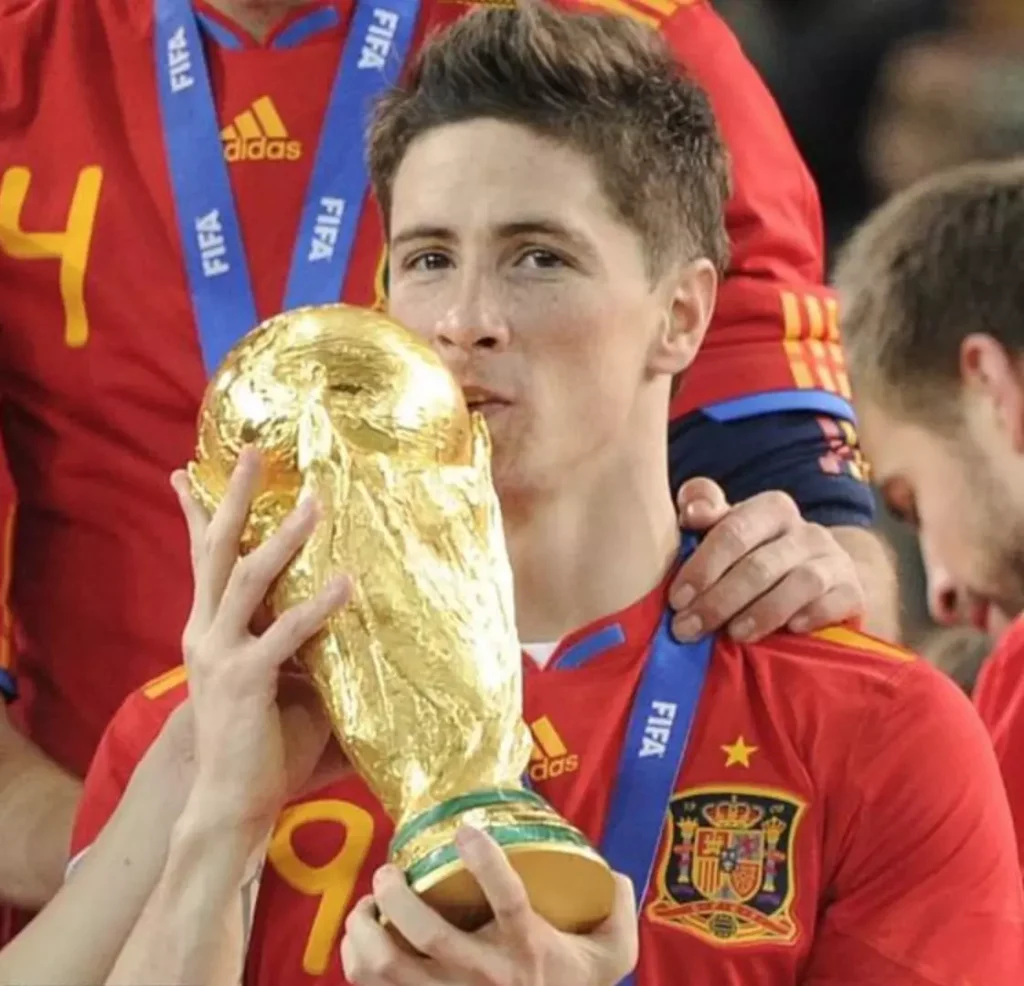 Fernando Torres kissing the world cup trophy