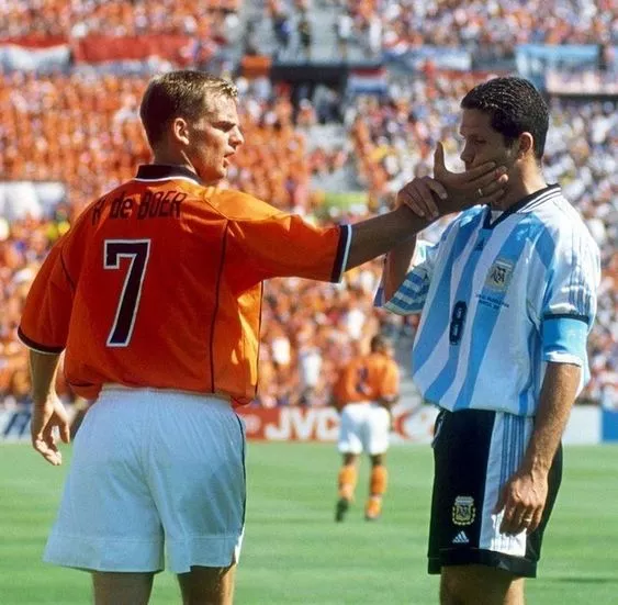 ronald de boer slaps diego simeone on the cheek