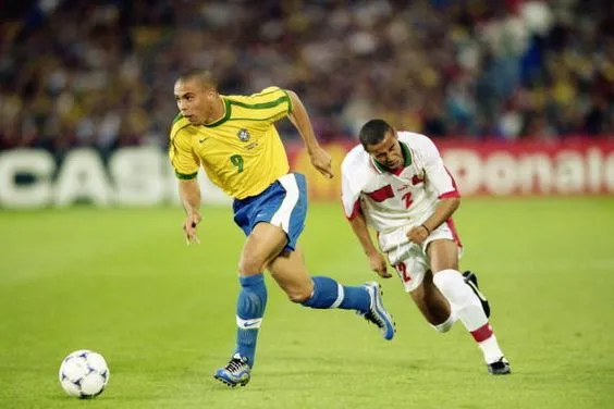ronaldo-running-with-ball-at-1998-world-cup