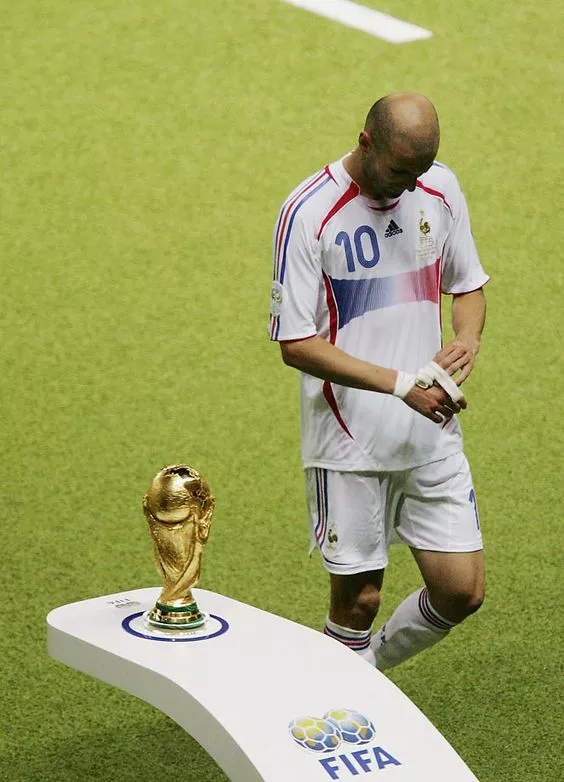 zidane walking past trophy in 2006