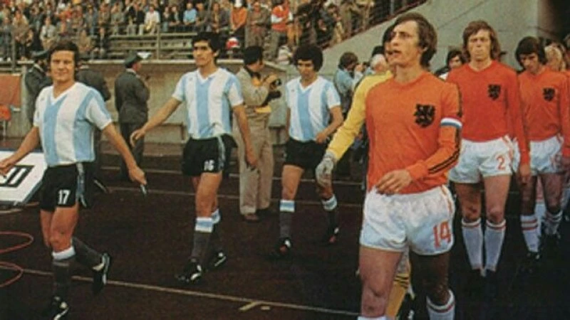 argentina walking out with Netherlands in 1974 world cup
