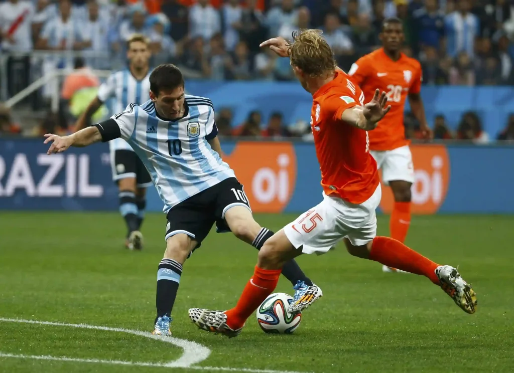 messi and kuyt tackle in 2014 world cup