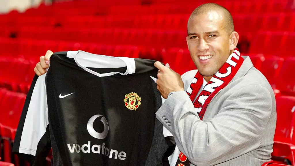first american to sign for manchester united