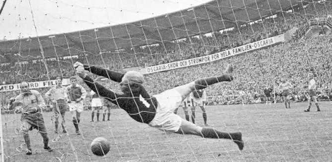 Gunnar Gren scoring at 1958 world cup