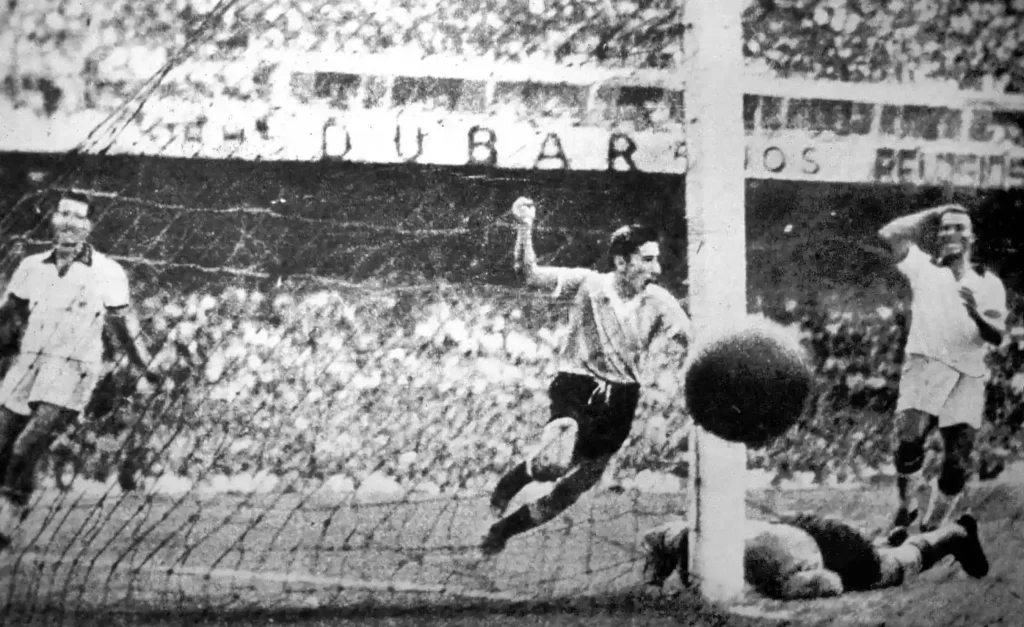 Obdulio Varela scoring goal in 1954 world cup
