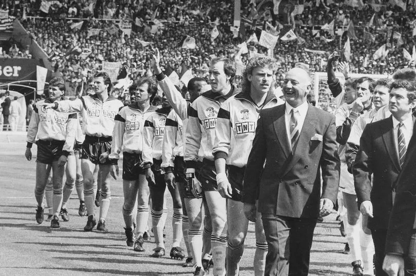 1987 FA Cup Final teams entering the pitch