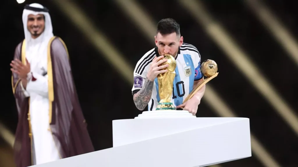 leo messi kissing the world cup trophy