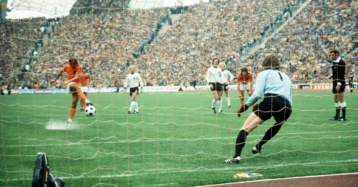 argentina walking out with Netherlands in 1974 world cup
